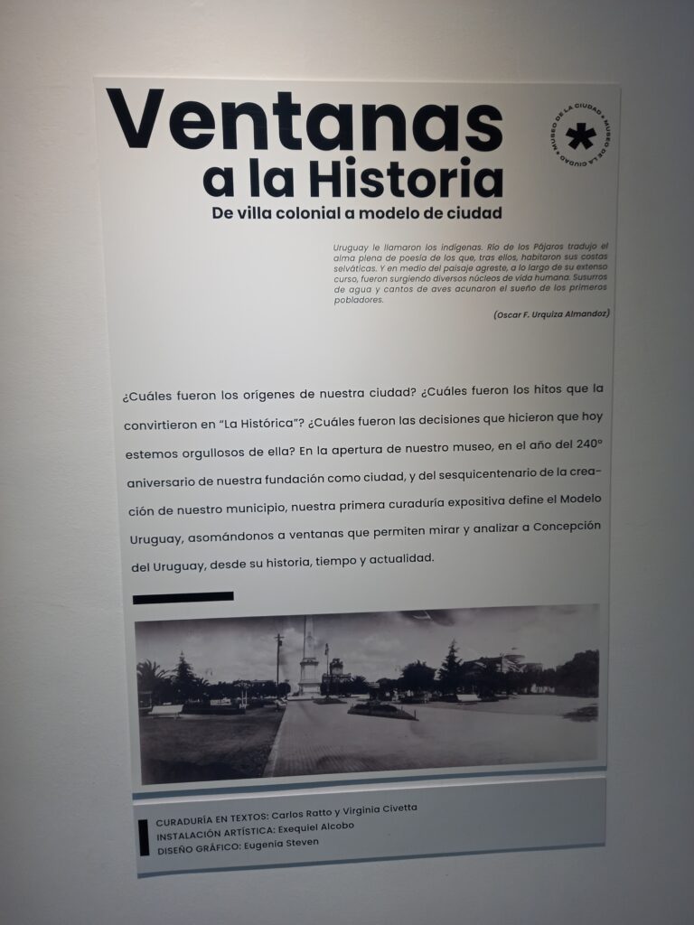 Tecto titulado Tentanas a la Historia, de villa colonial a modelo de ciudad Debajo: foto de una antigua plaza principal.