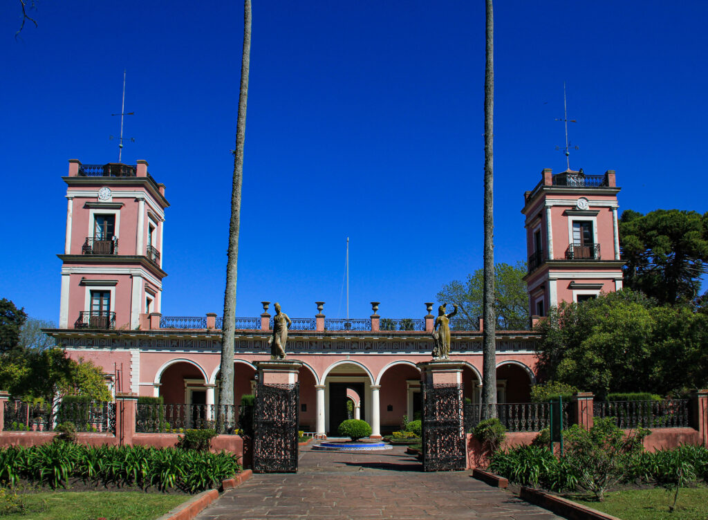 Imagen del frente y la entrada del Palacio San Jose.