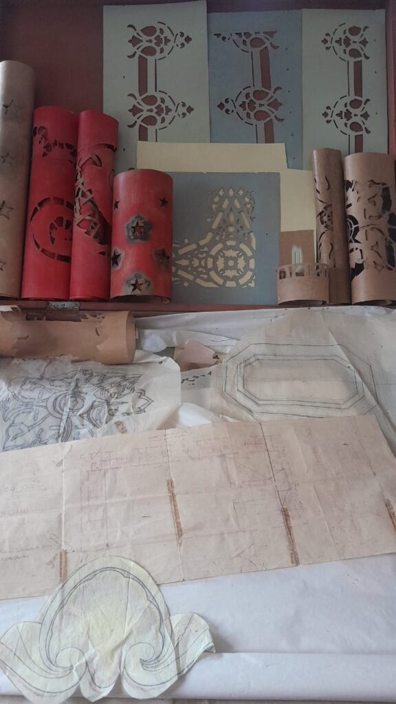 Imagen de la caja hallada con moldes de las guardas pintadas.
